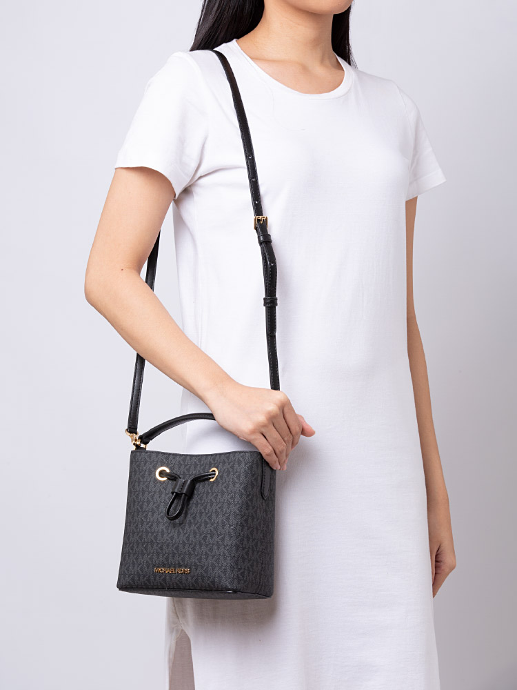 Michael kors on sale signature bucket bag