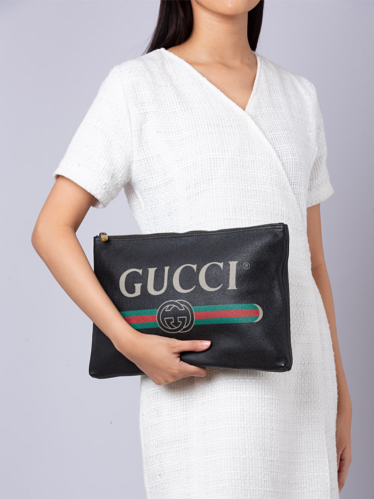 Gucci best sale neck pouch