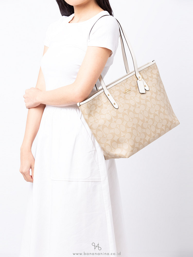 coach zip tote signature