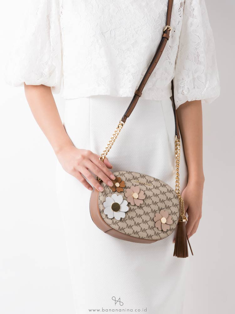 MICHAEL KORS Floral Applique Signature Ginny Medium Messenger Natural Luggage