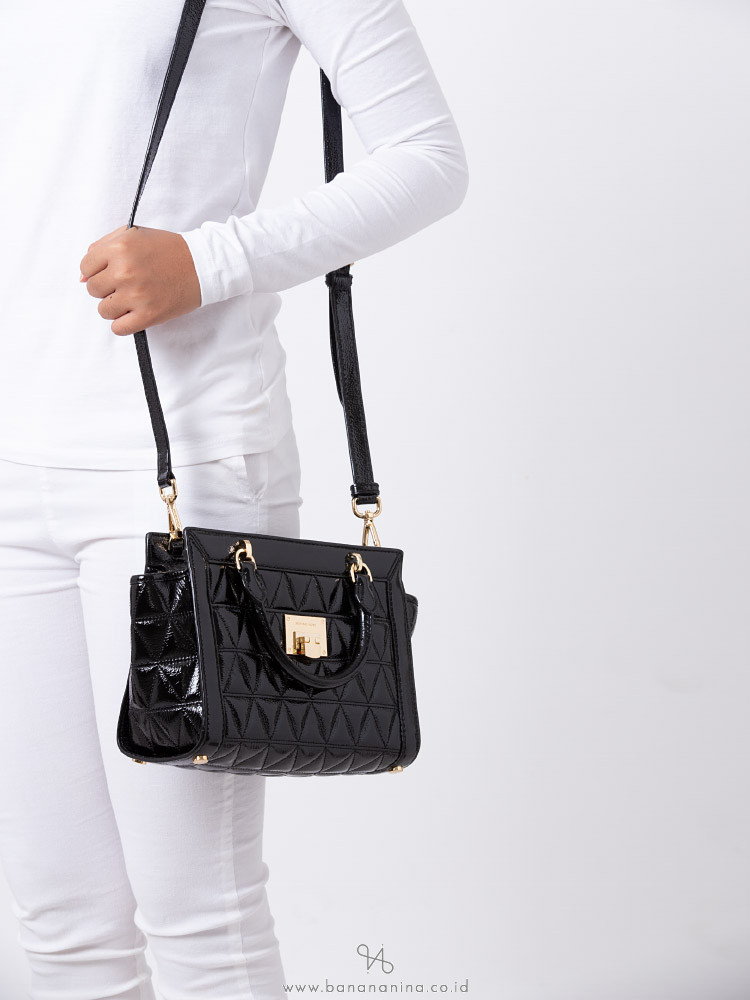 MICHAEL KORS Vivianne Quilted Patent Small Top Zip Messenger Black