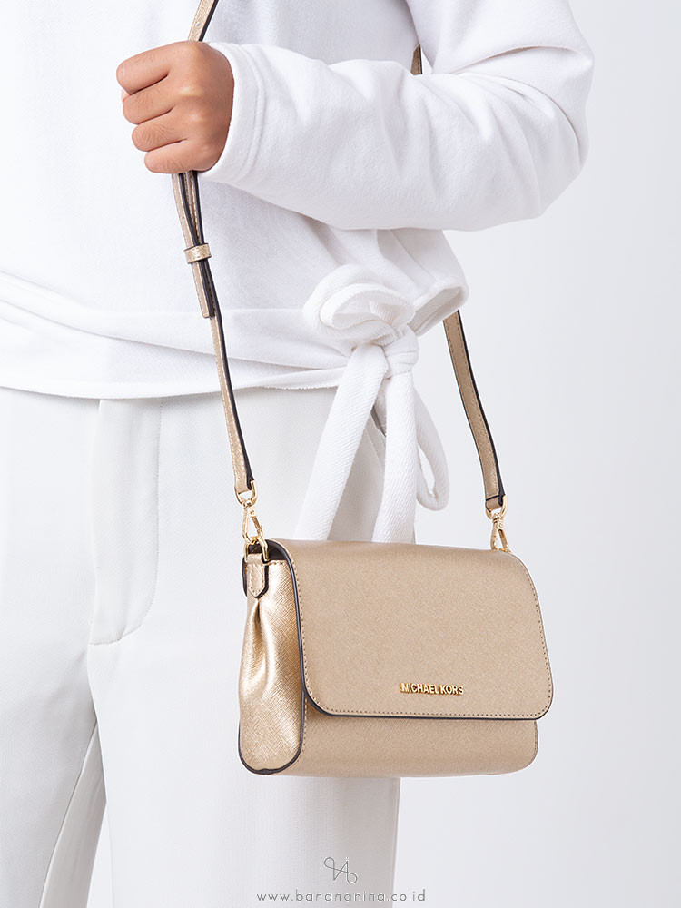 MICHAEL KORS Jet Set Item Medium Saffiano Pouchette Crossbody Pale Gold