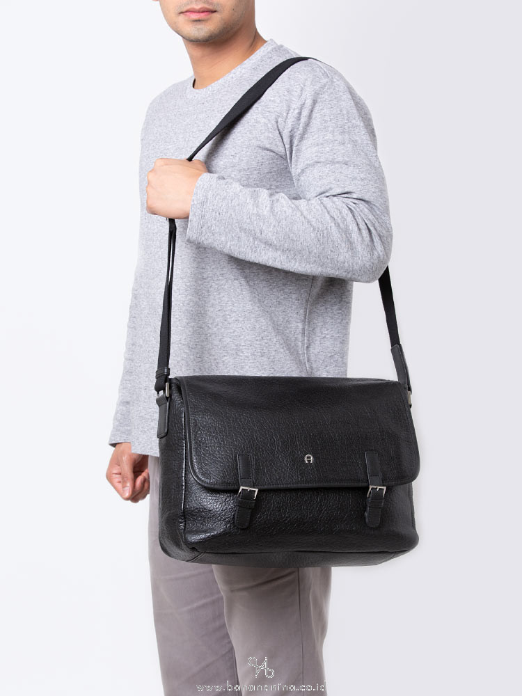 AIGNER Men Leather Messenger Black