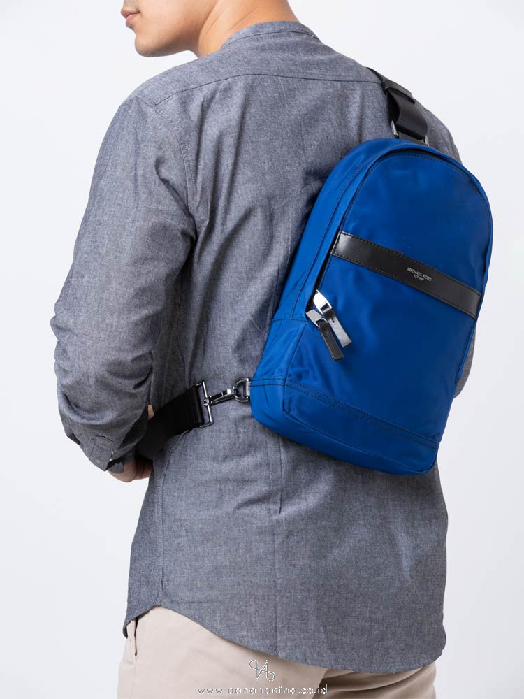 MICHAEL KORS Men Kent Nylon Sling Pack Marine