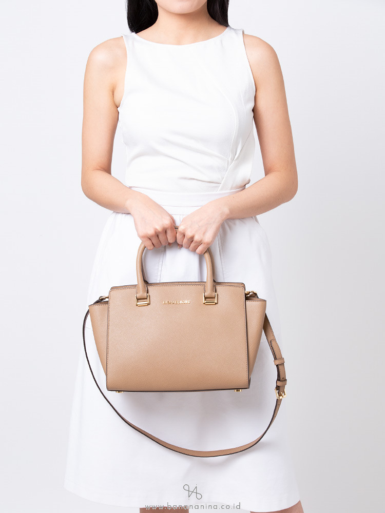 michael kors selma medium beige