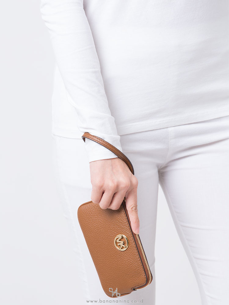 MICHAEL KORS Fulton Leather Medium Wristlet Luggage