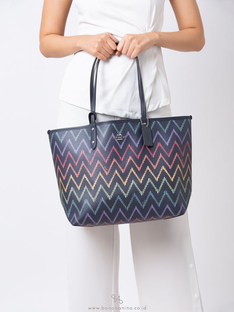 COACH 66908 Geo Chevron Reversible City Tote Midnight Multi