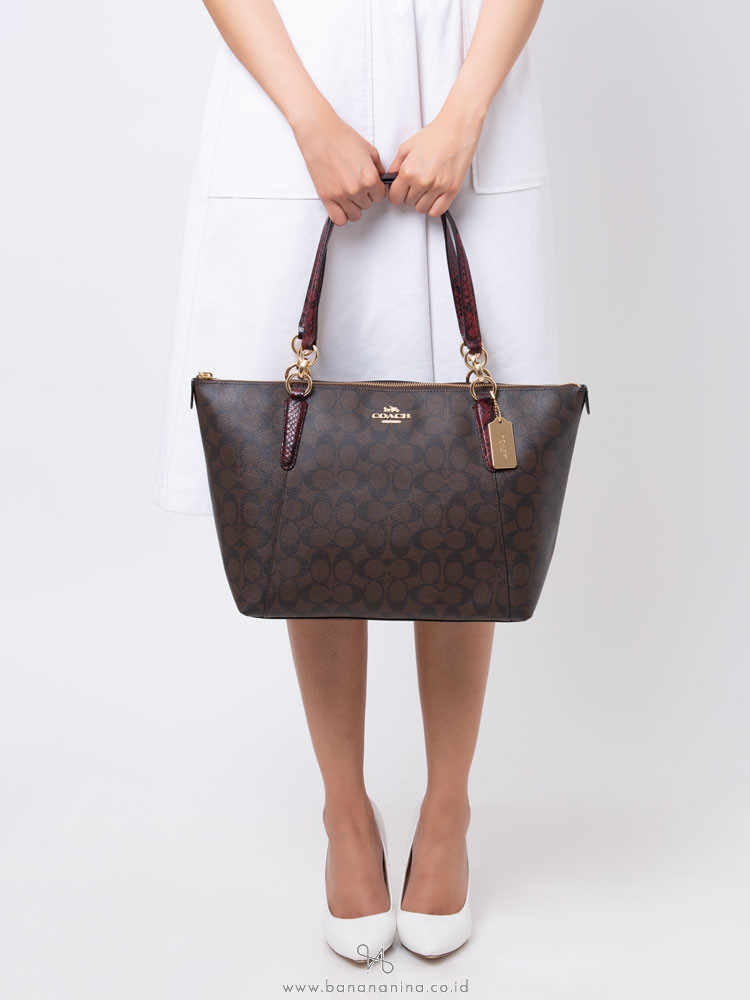 ava tote in signature canvas