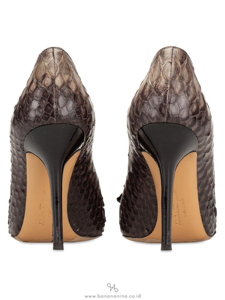 SALVATORE FERRAGAMO Runa Phyton Pump Charcoal Sz 6.5