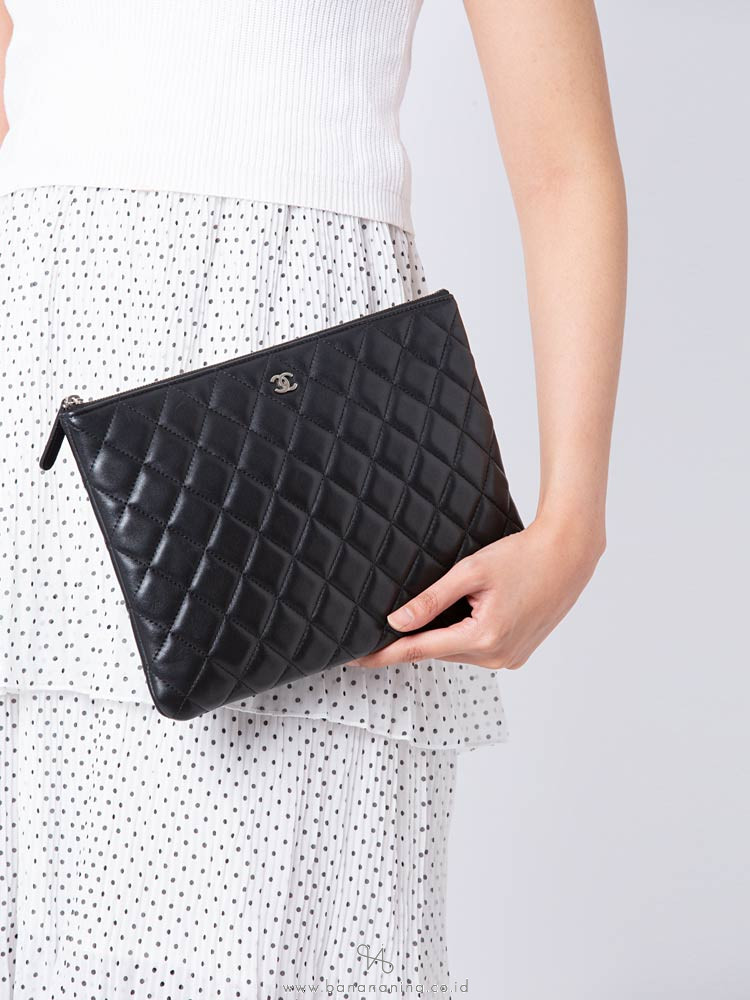 chanel o case clutch