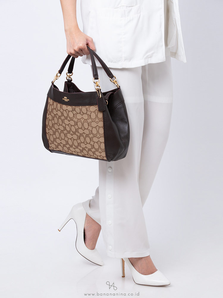 coach signature outline small lexy