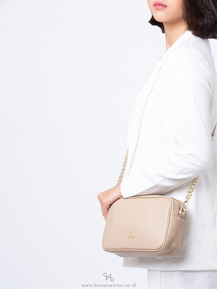 AIGNER Amy Leather Crossbody Nougat