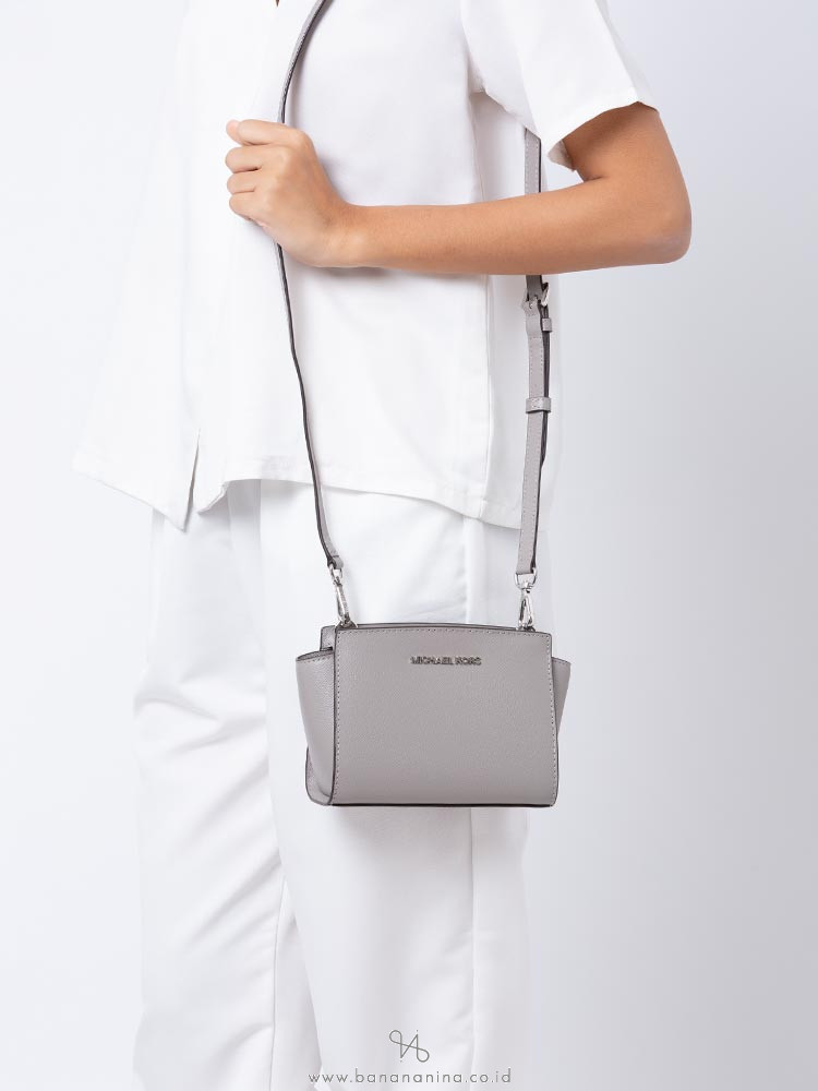 MICHAEL KORS Selma Leather Mini Messenger Pearl Grey