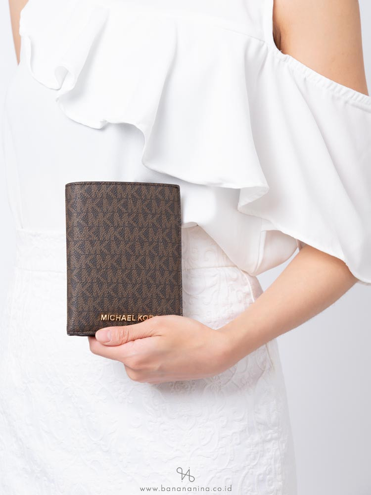 MICHAEL KORS Jet Set Travel Signature Passport Case Brown Acorn