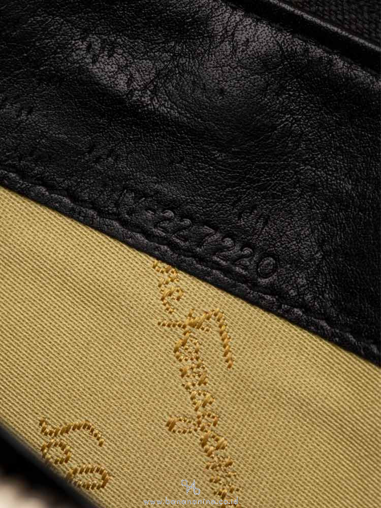 SALVATORE FERRAGAMO Gancini Leather Zip Wallet Black