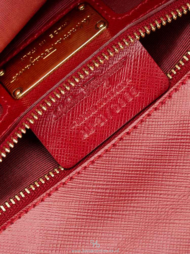 SALVATORE FERRAGAMO Ginny Vara Medium Leather Crossbody Black Red