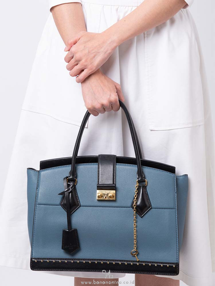 LOUIS VUITTON Taurillon Cour Marly MM Bleu