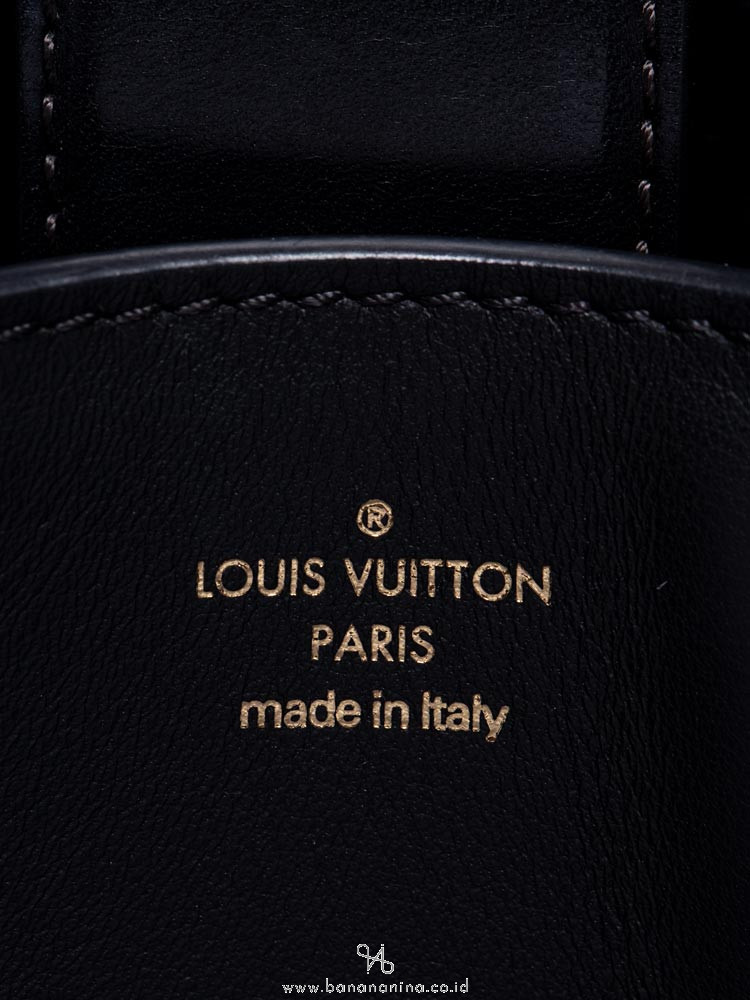 LOUIS VUITTON Taurillon Cour Marly MM Bleu