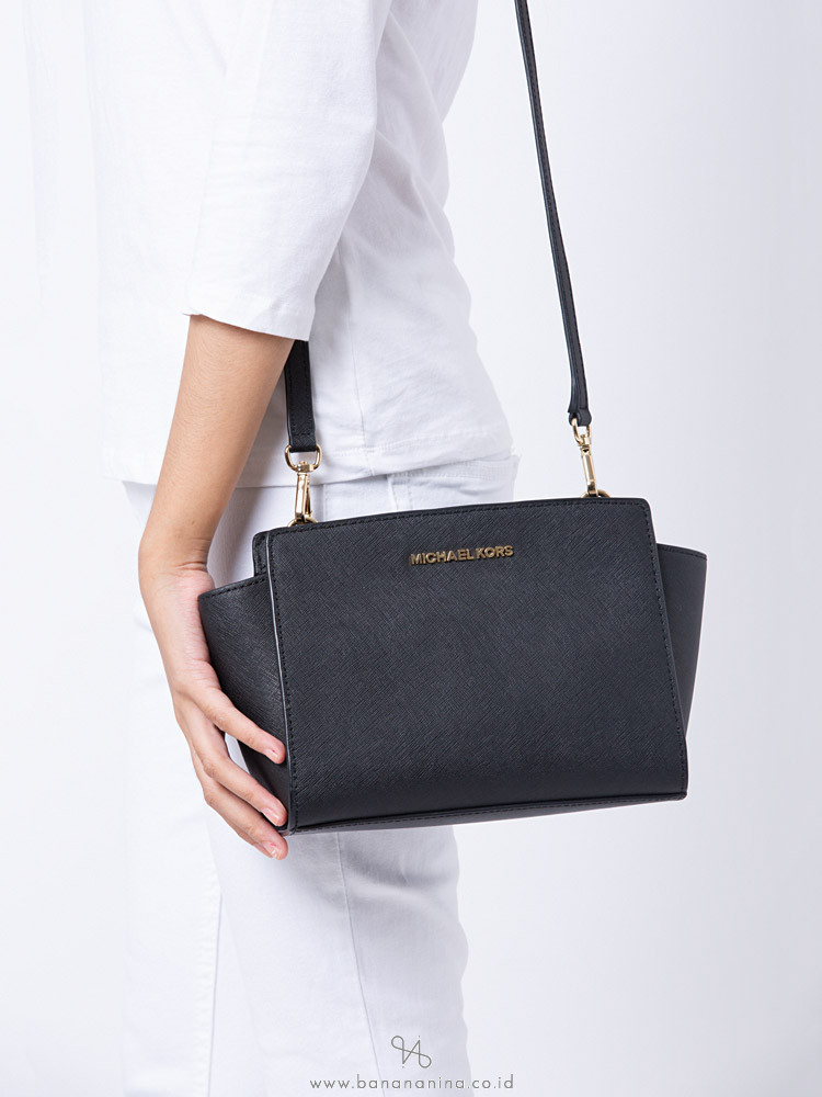 MICHAEL KORS Selma Medium Messenger Black