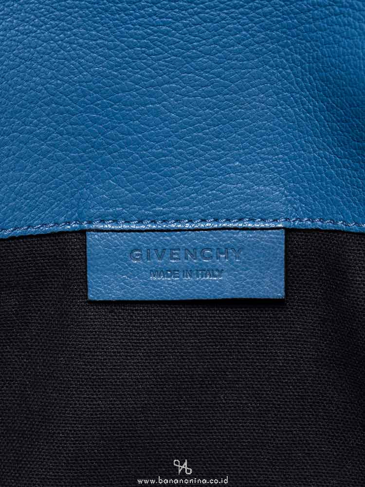 GIVENCHY Antigona Envelope Clutch Blue Grey