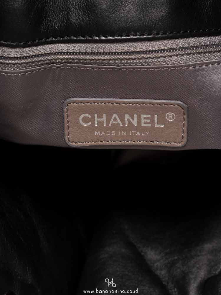 CHANEL Quilted Lambskin Door Latch Shopper Black