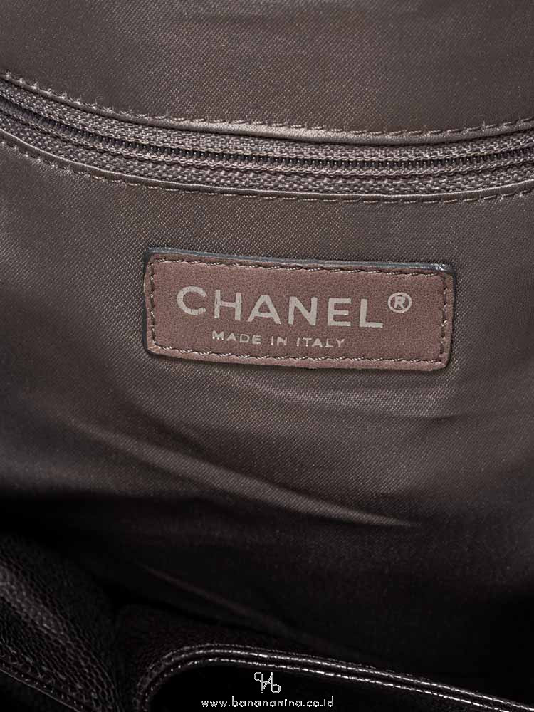 CHANEL Glazed Caviar Pocket In The City Tote Black