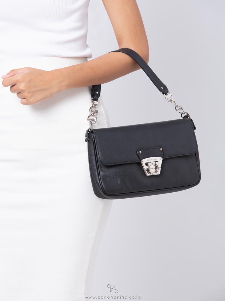 SALVATORE FERRAGAMO Gancio Small Shoulder Bag Black