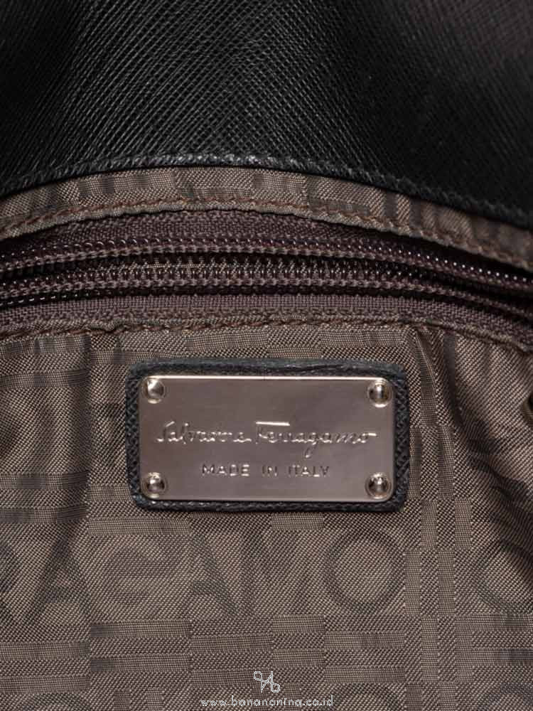SALVATORE FERRAGAMO Gancio Small Shoulder Bag Black
