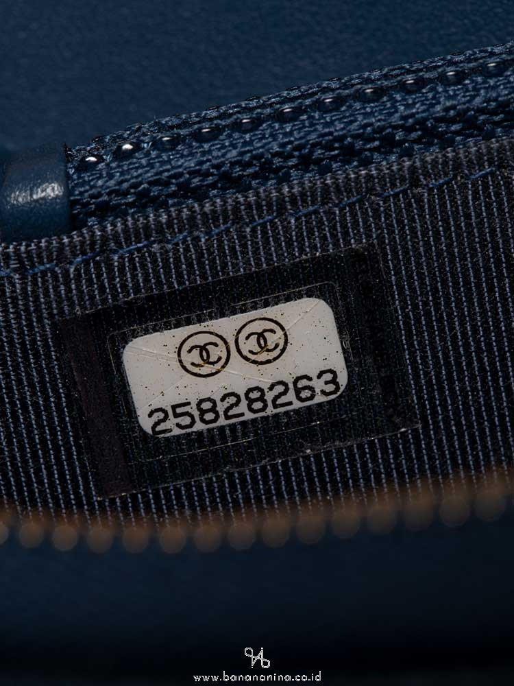 CHANEL Caviar Medium Zip Wallet Blue