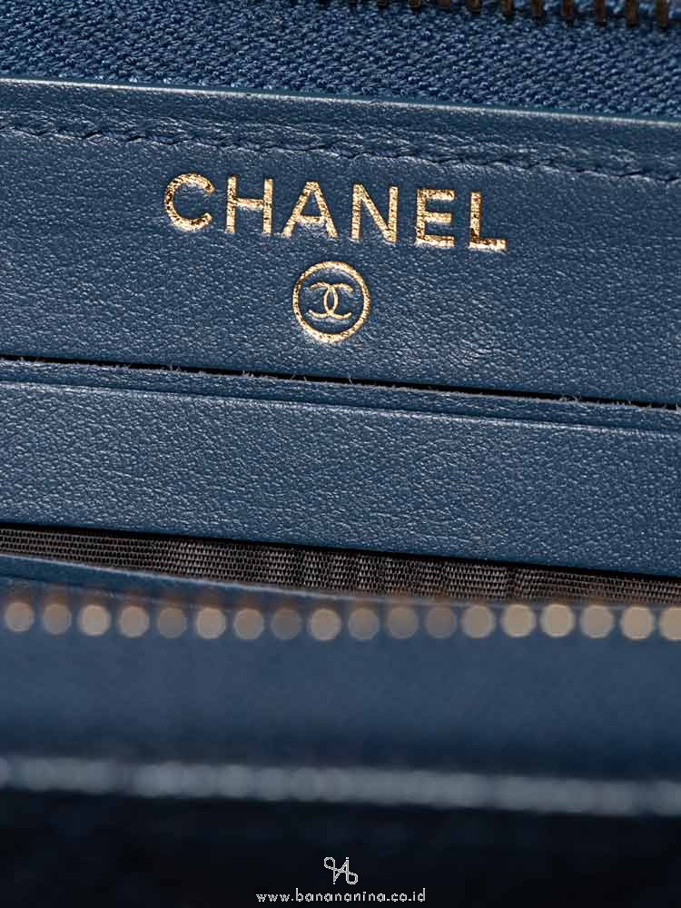 CHANEL Caviar Medium Zip Wallet Blue