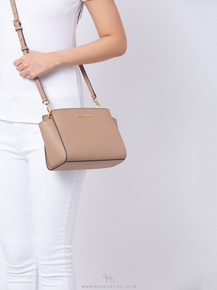 michael kors black selma medium messenger