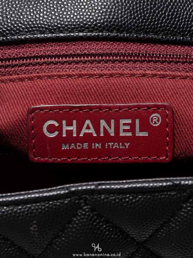 CHANEL Caviar Quilted Medium Coco Handle Flap Black