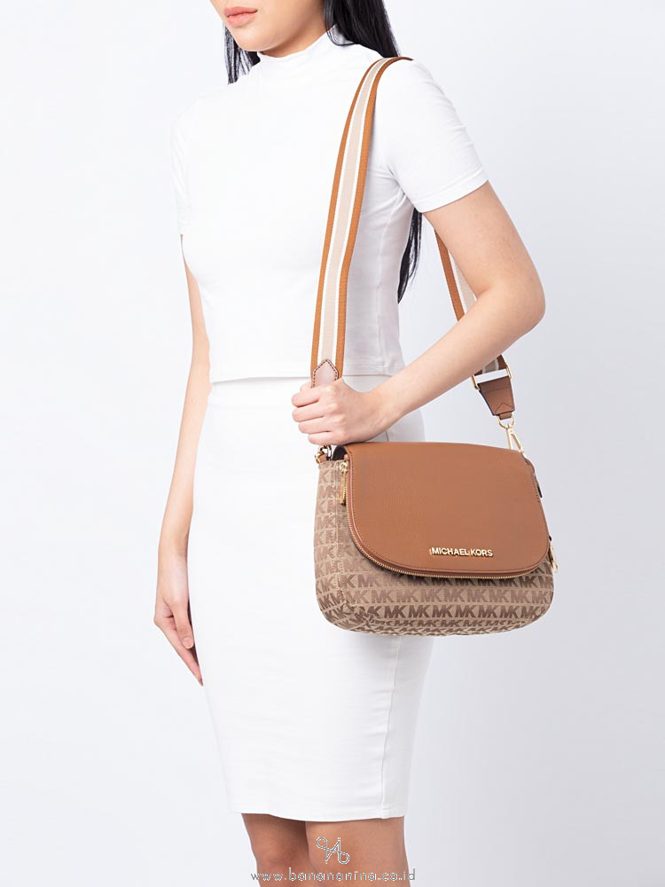 MICHAEL KORS Bedford Signature Medium Shoulder Flap Beige Ebony Luggage