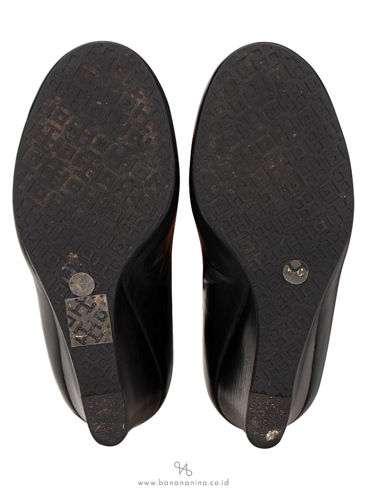 TORY BURCH Sally Wedges Black Gold Logo Sz 5.5