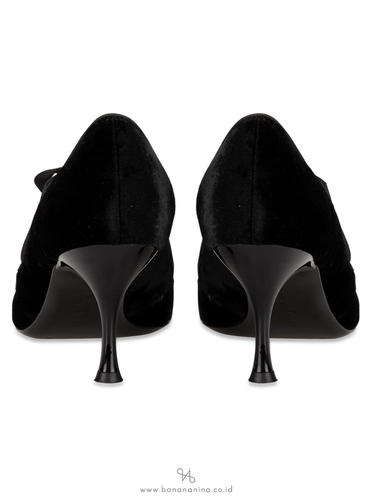 SALVATORE FERRAGAMO Bardwill Velvet Pumps Black Sz 6.5