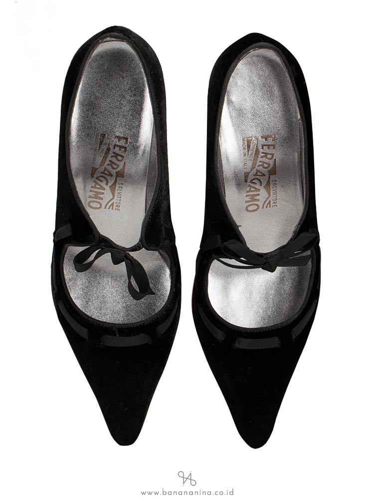 SALVATORE FERRAGAMO Bardwill Velvet Pumps Black Sz 6.5