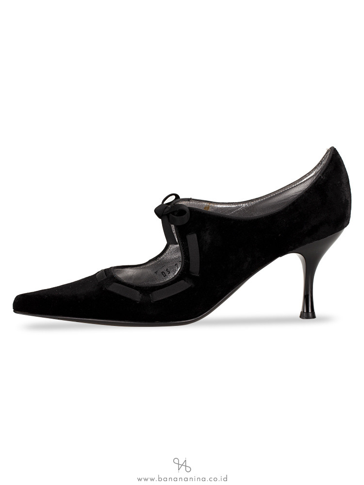 SALVATORE FERRAGAMO Bardwill Velvet Pumps Black Sz 6.5