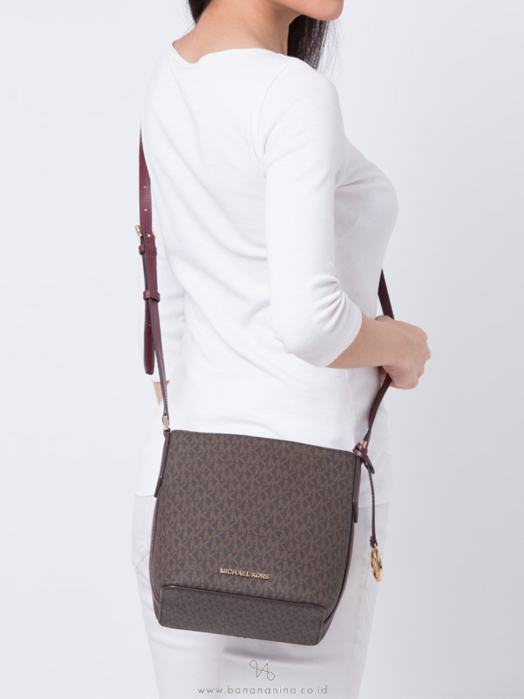 MICHAEL KORS Kimberly Signature Small Bucket Bag Merlot