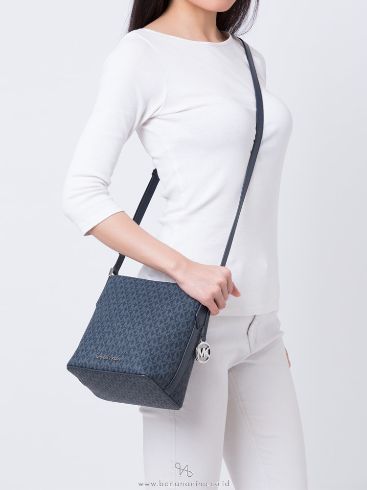 MICHAEL KORS Kimberly Signature Small Bucket Bag Admiral