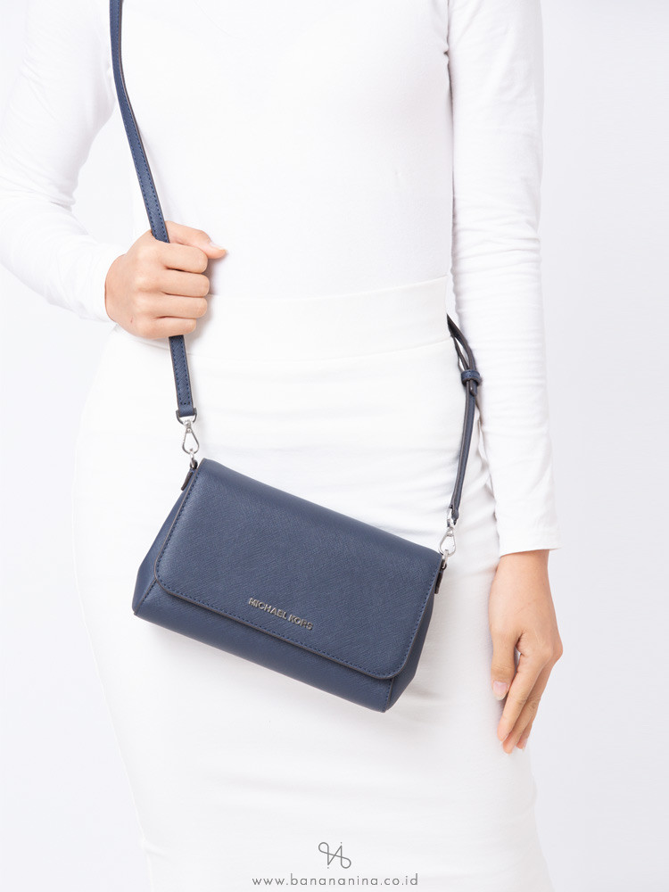 jet set medium saffiano leather crossbody