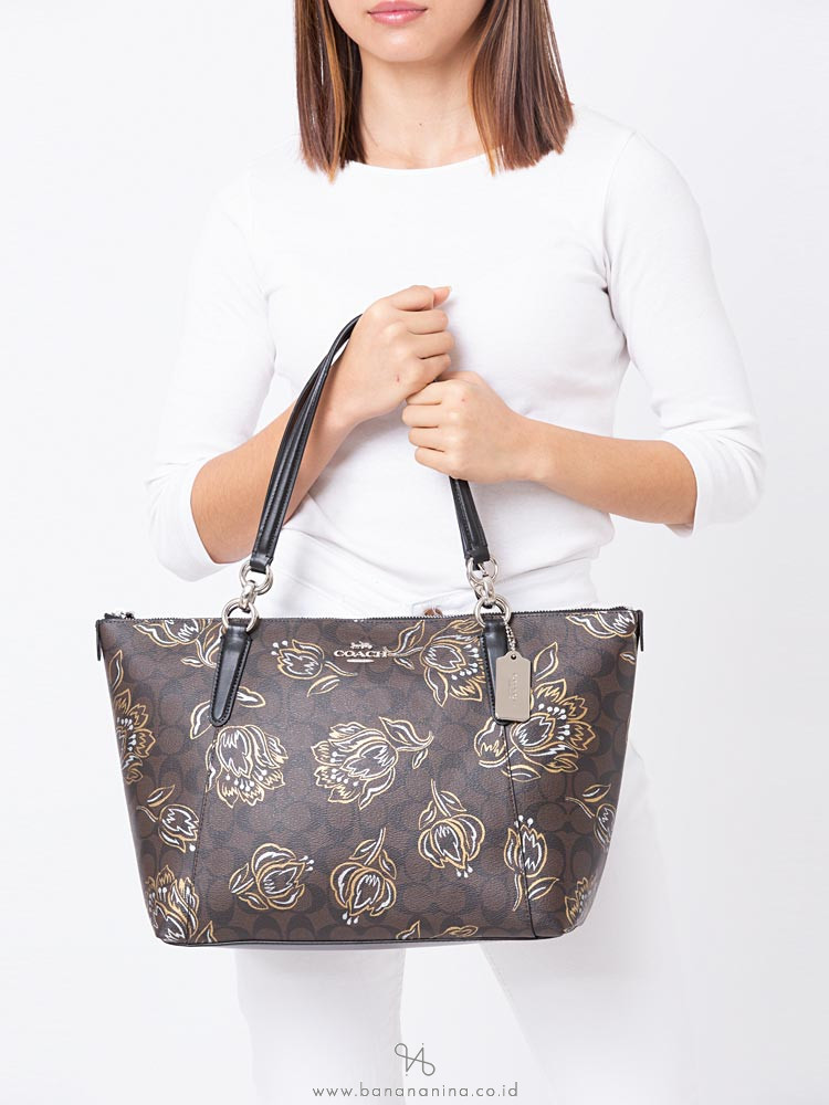 ava tote in signature canvas