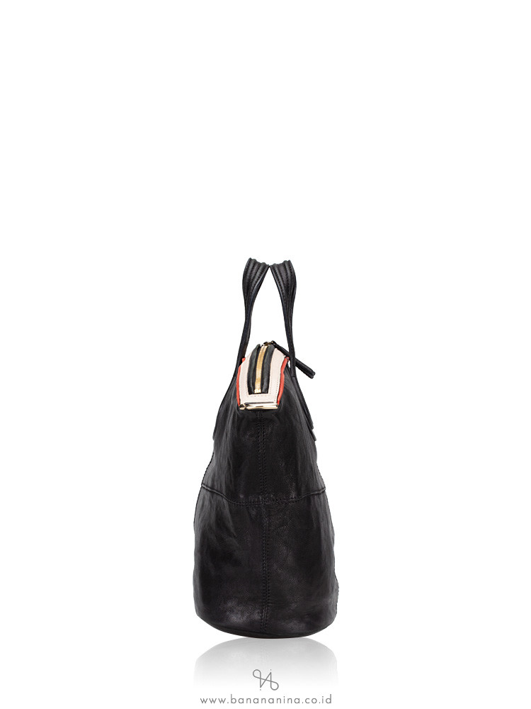 GIVENCHY Leather Medium Nightingale Black