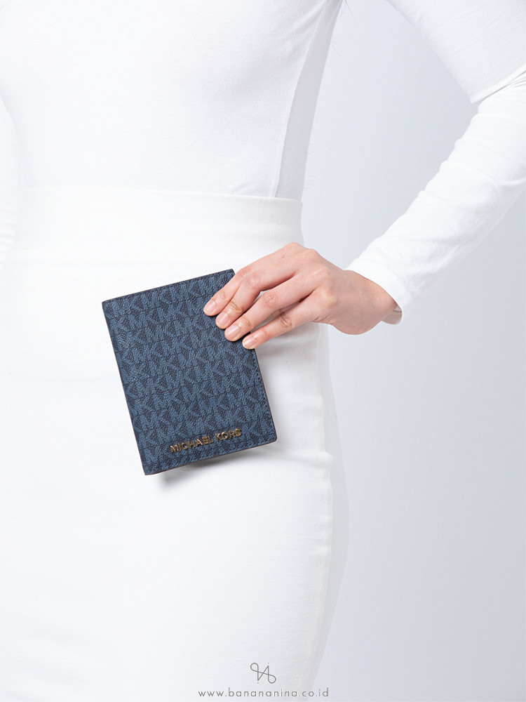 MICHAEL KORS Jet Set Travel Signature Medium Passport Case Admiral