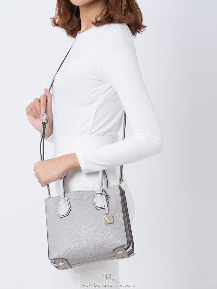 MICHAEL KORS Mercer Accordion Medium Messenger Pearl Grey