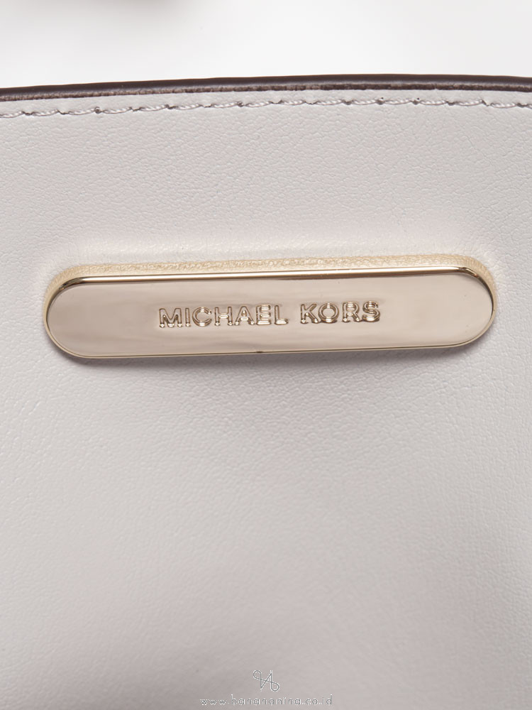 MICHAEL KORS Mercer Accordion Medium Messenger Pearl Grey