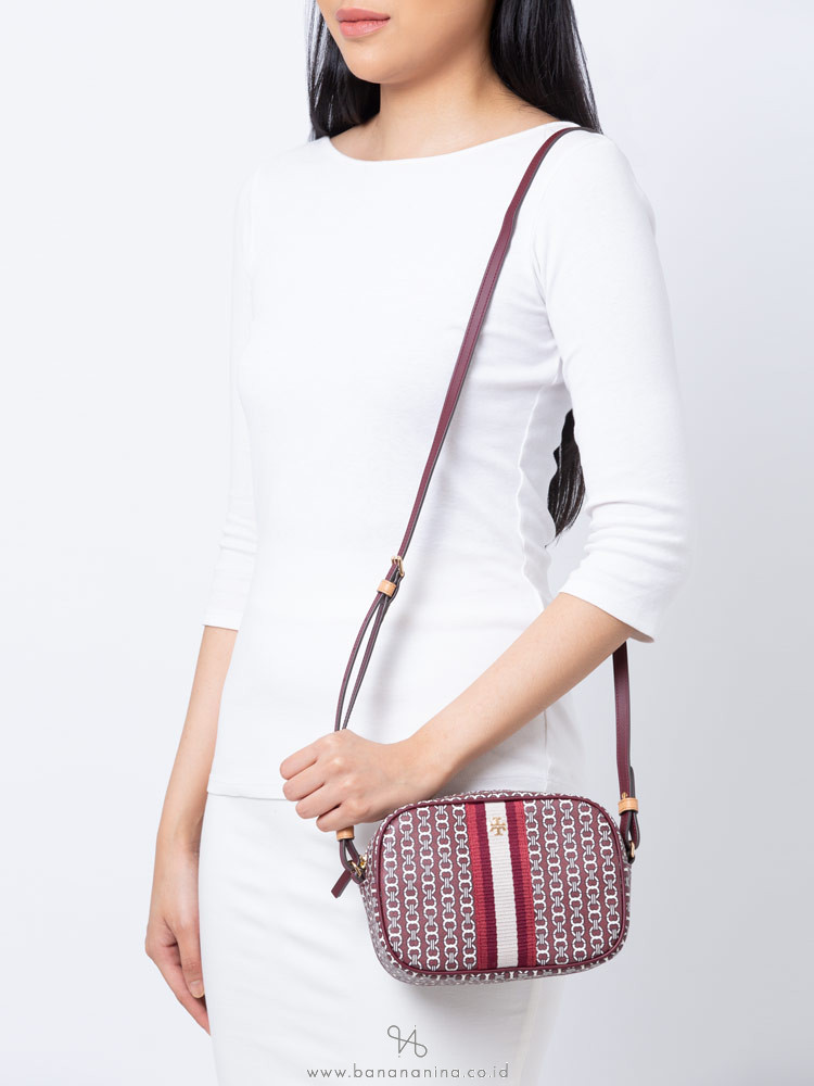 white envelope clutch bag