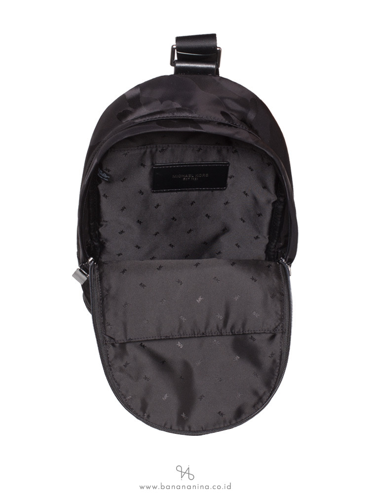 MICHAEL KORS Men Kent Nylon Sling Pack Black Sapphire