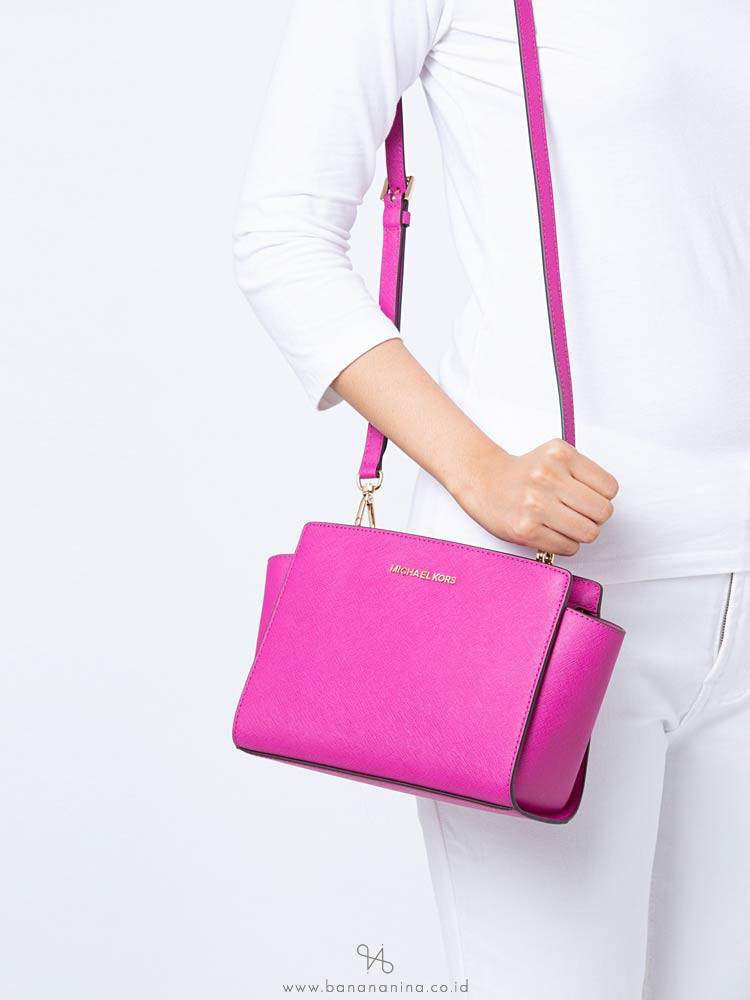 MICHAEL KORS Selma Medium Messenger Fuchsia