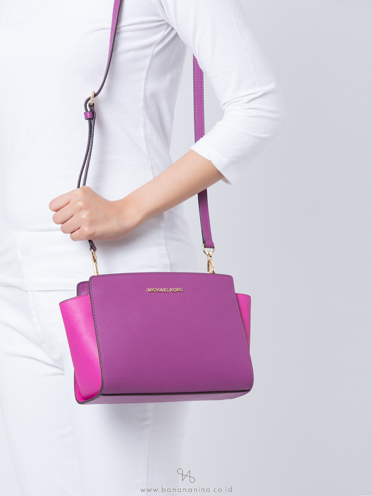 MICHAEL KORS Selma Medium Messenger Pomegranate Multi