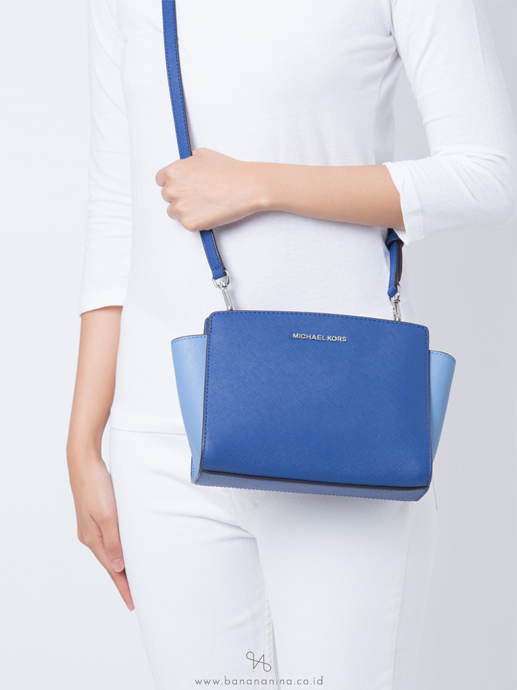 MICHAEL KORS Selma Medium Messenger Sapphire